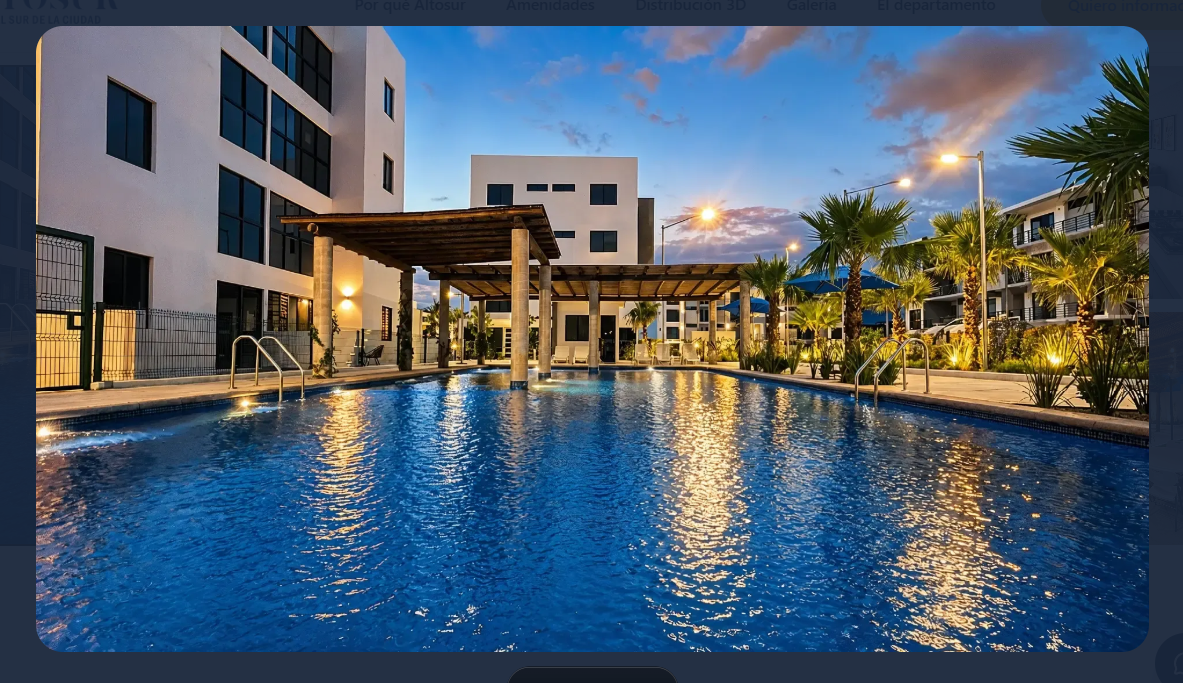 Alberca iluminada al atardecer en el residencial Altosur, Culiacán